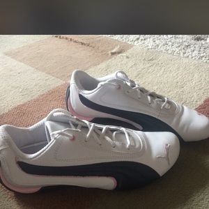 Women's Puma tennis shoes. Like new condition 💜💜